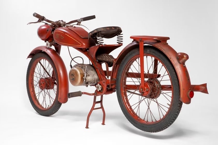 IMME R100 vintage motorcycle image 3 - German post-war innovation at GROM Museum