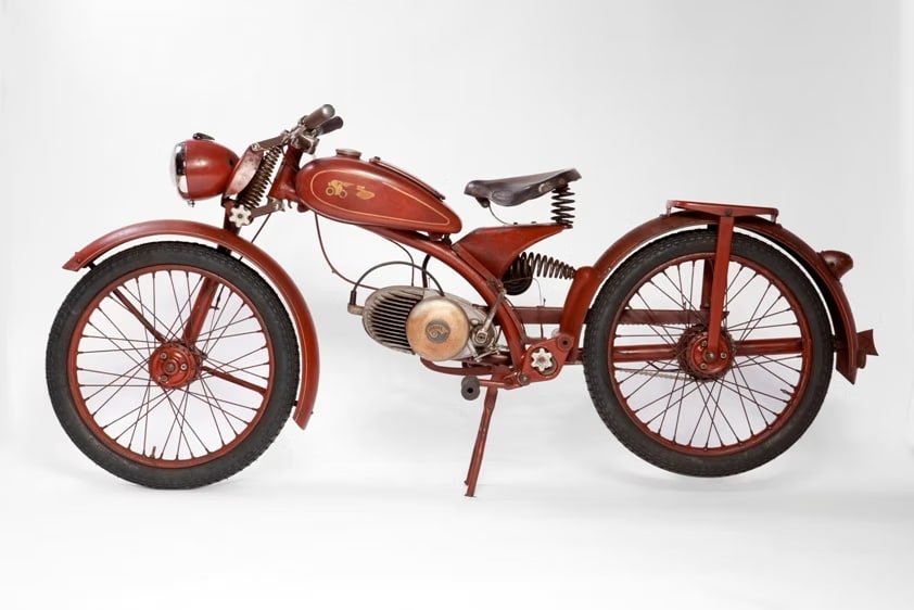 IMME R100 vintage motorcycle image 4 - German post-war innovation at GROM Museum